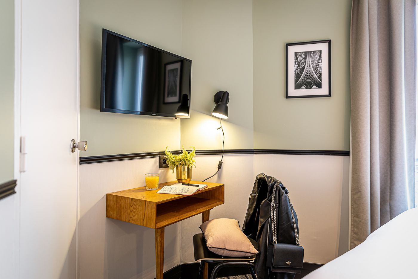 At-Gare-du-Nord-Room-15