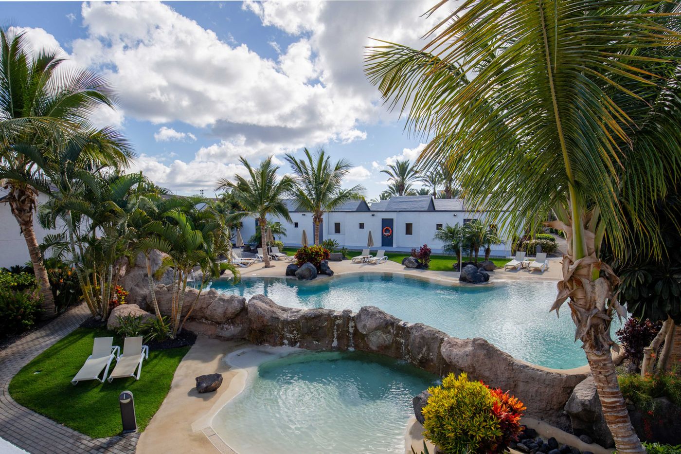 R2 Romantic Fantasia Dreams & Suites Hotel