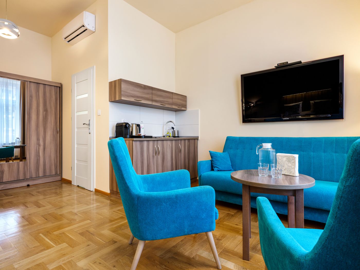 Kosmopolita-Rooms---Apartments-Room-4