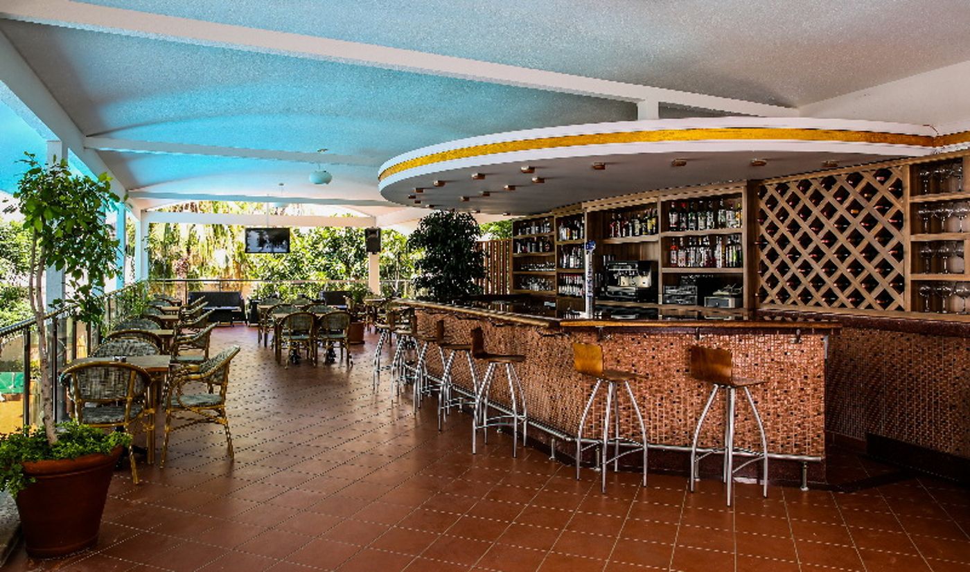 Lalila-Blue-Suites-Bar-15