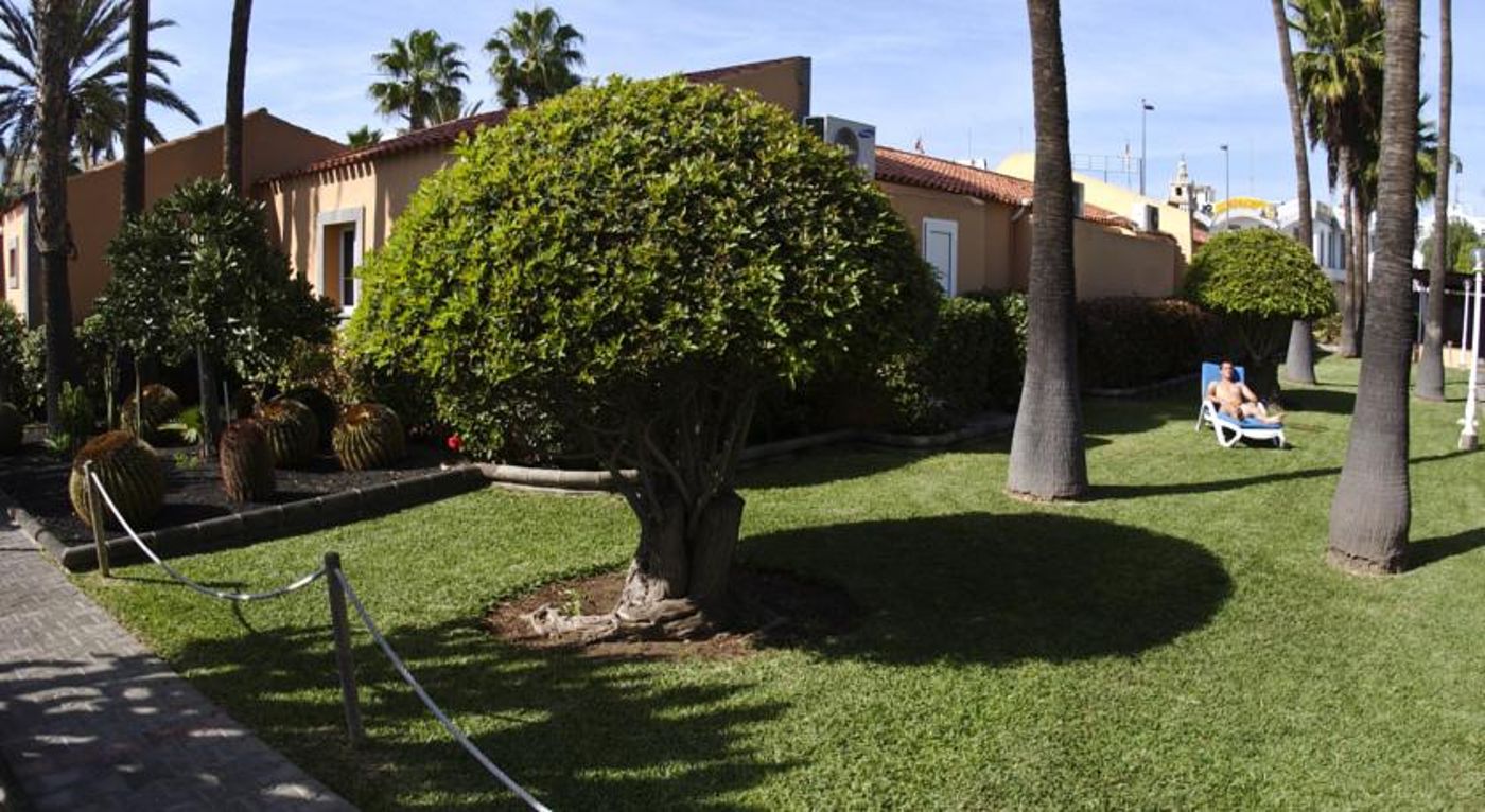 Los Almendros (gay, lesbian & friends)