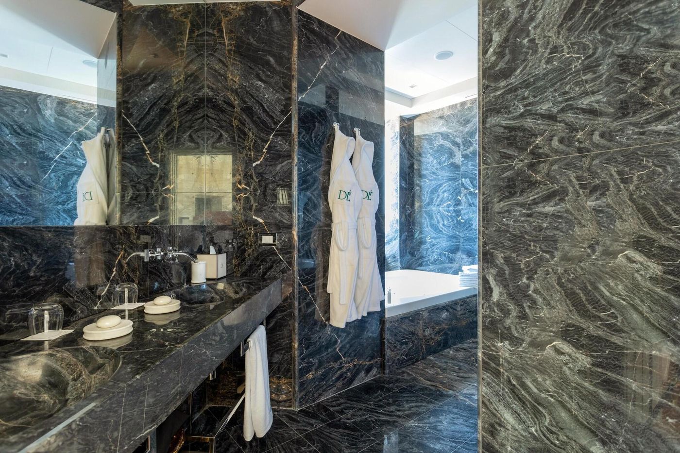 Des-Etrangers-Hotel---Spa-Room-47