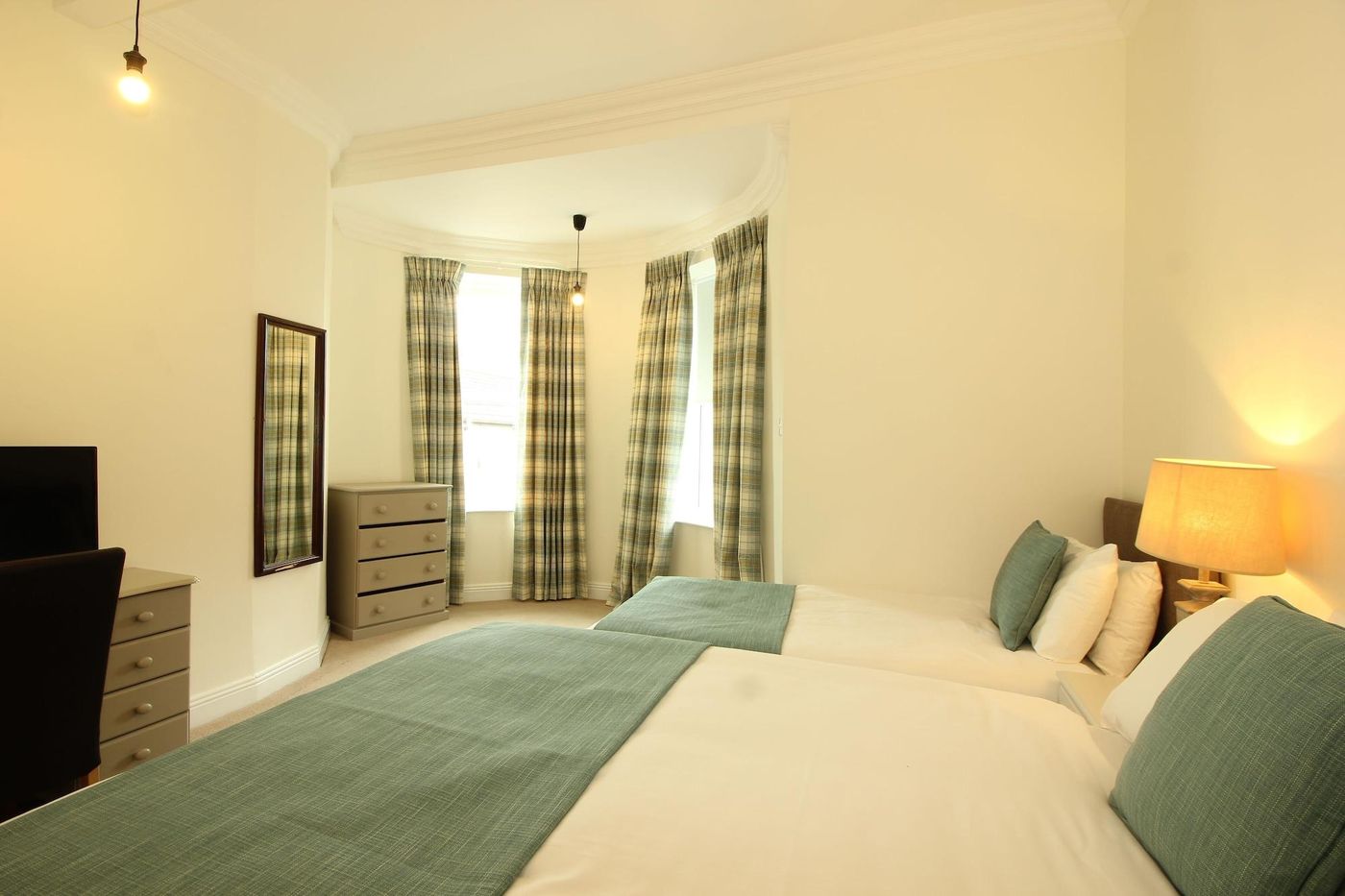 Tom-Dick-and-Harriet-s-Room-15