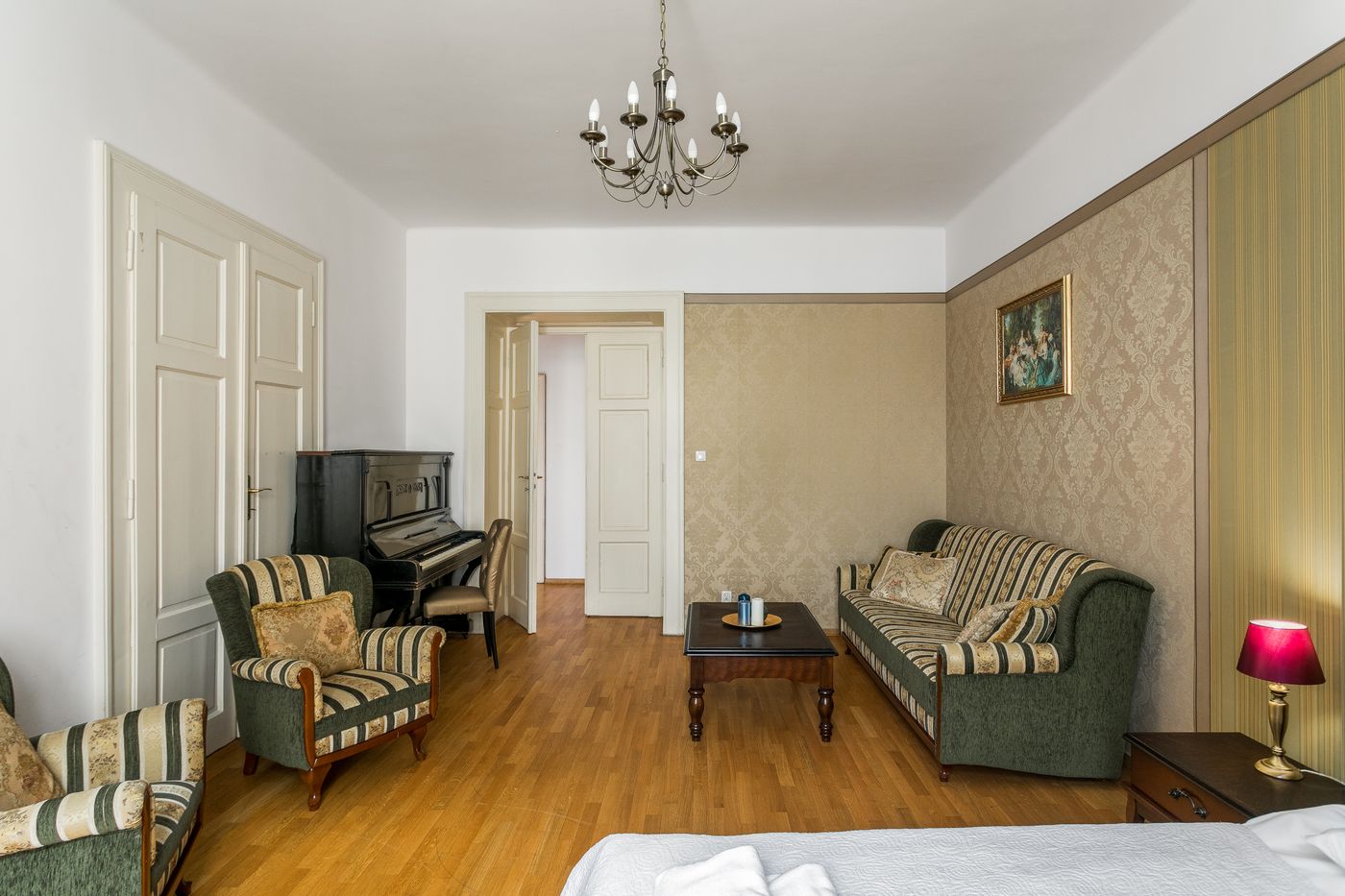 The-Spiski-Palace-Apartments-Room-11