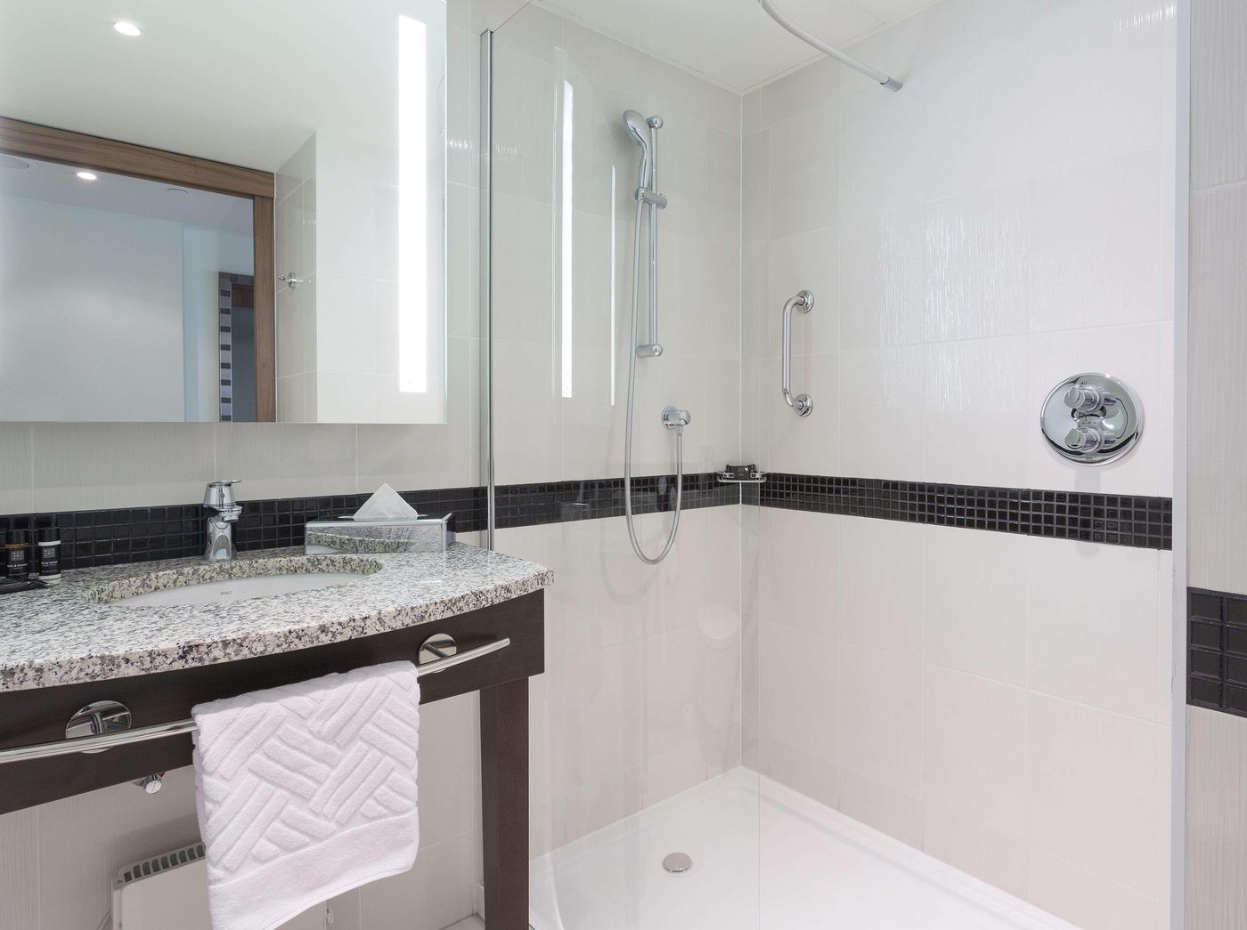 Hampton-by-Hilton-Warsaw-City-Centre-Room-8