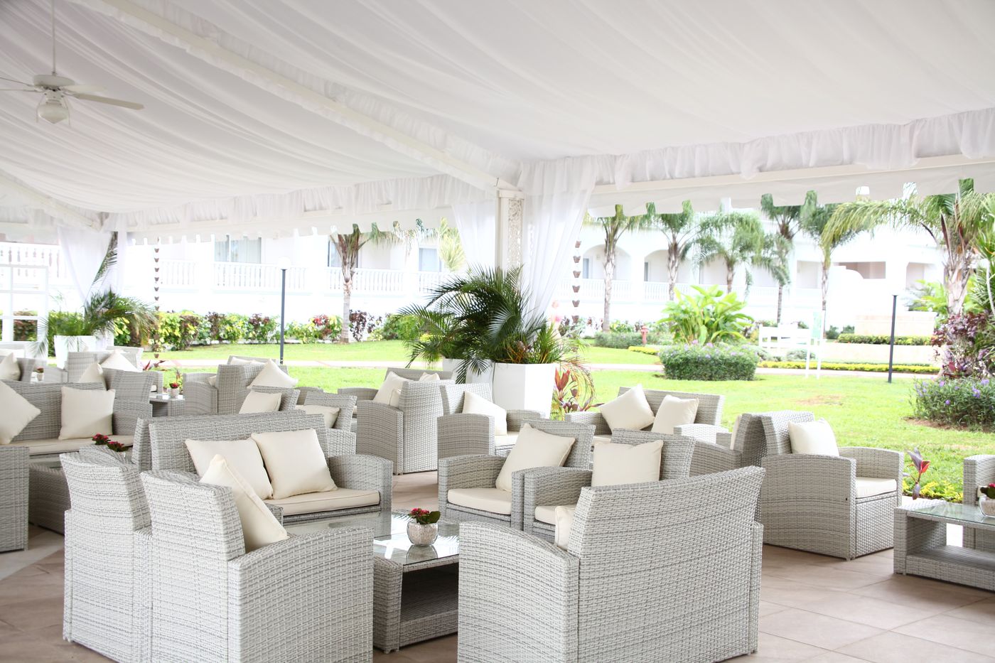 Luxury-Bahia-Principe-Runaway-Bay-All-Inclusive-Adults-Only-Bar-17