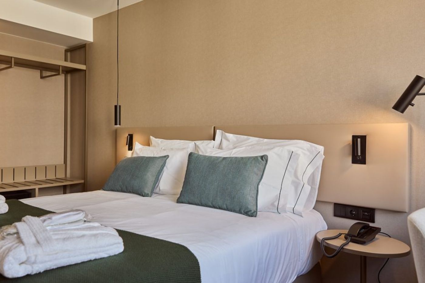 Omid-Saldanha-Hotel-Room-4