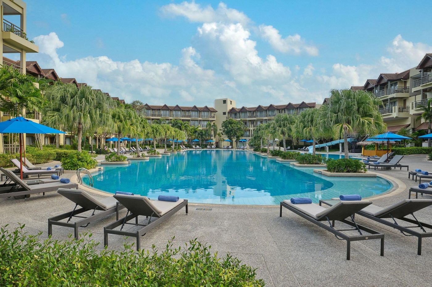 Phuket-Marriott-Resort---Spa--Merlin-Beach-Pool-2