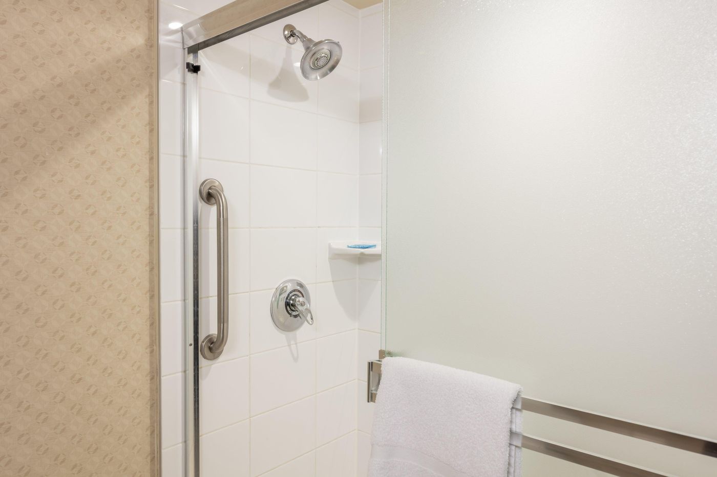 Holiday-Inn-Express---Suites-Riverport-Room-42