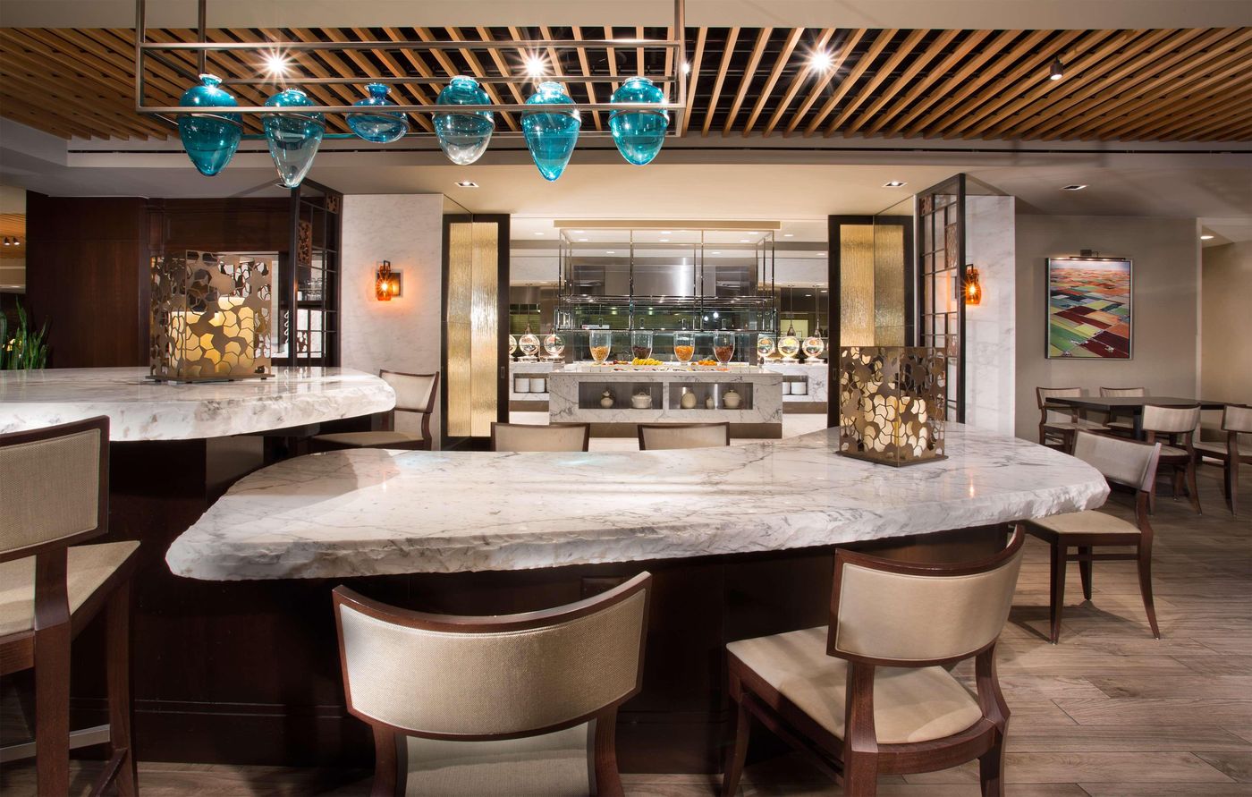 New-York-Hilton-Midtown-Restaurant-2