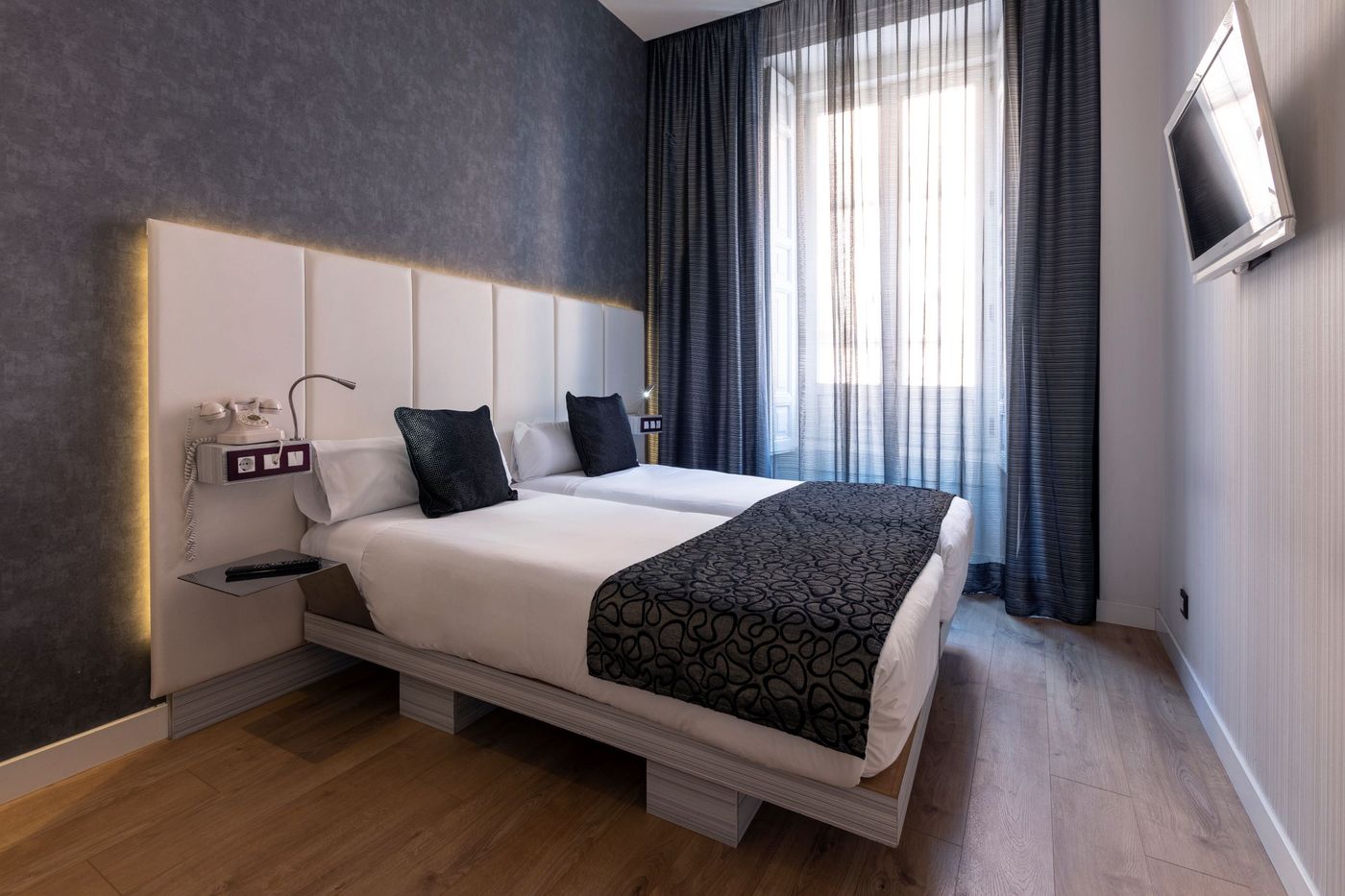 Petit-Palace-Santa-Barbara-Room-15