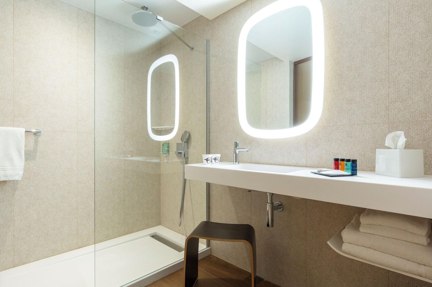 Oceania-Paris-Porte-De-Versailles-Room-41