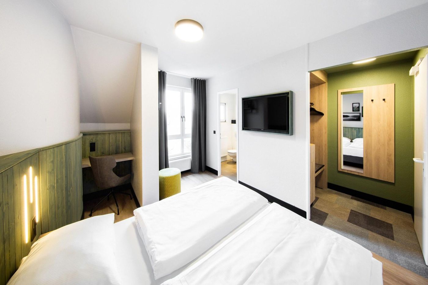 Lindemann-Hotel-Fjord-Room-16