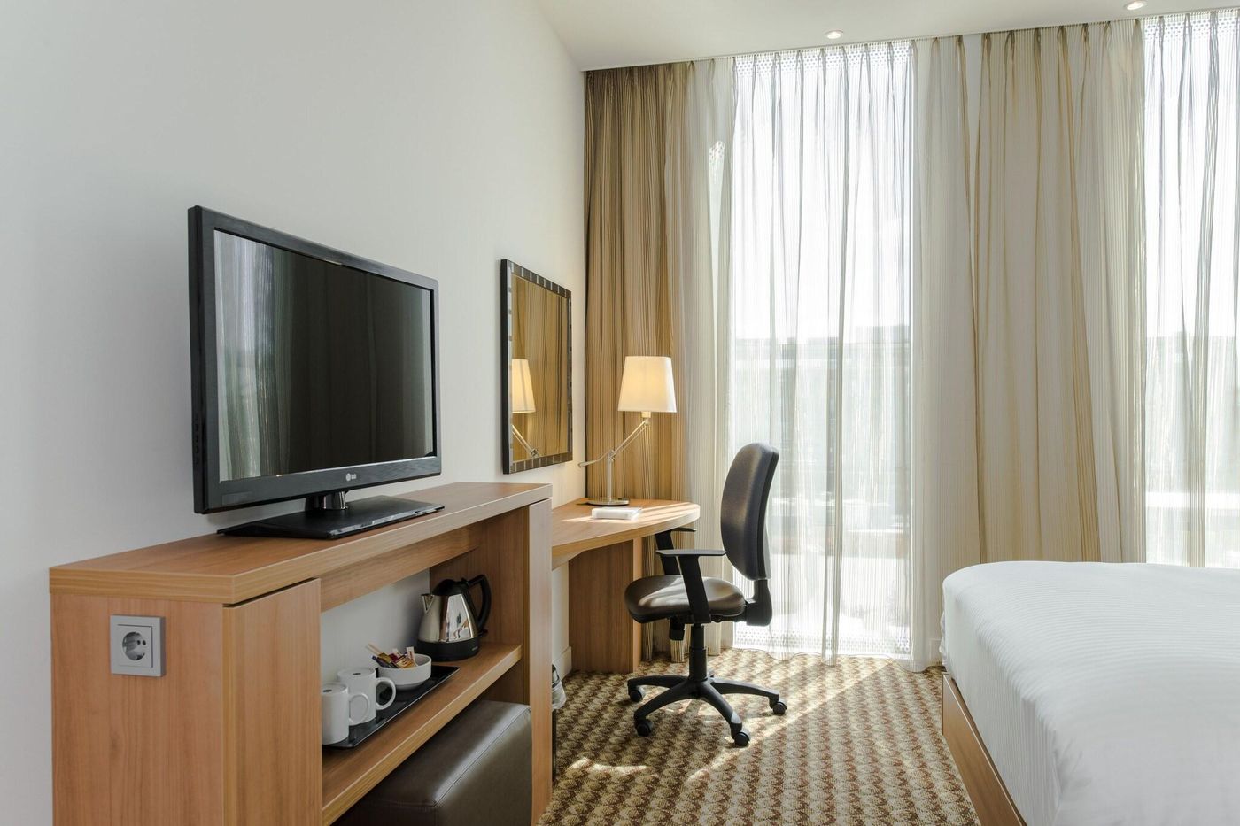Hampton-by-Hilton-Amsterdam---Arena-Boulevard-Room-6
