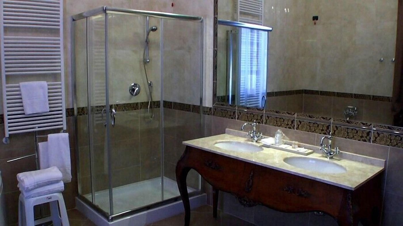 Pesaro-Palace-Room-25