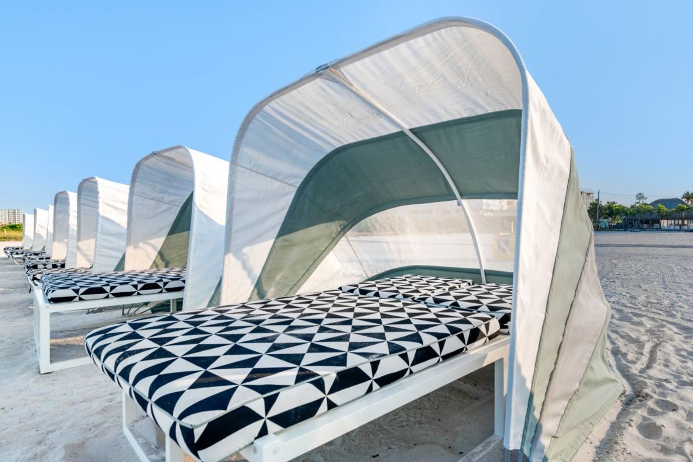 Postcard Inn On The Beach