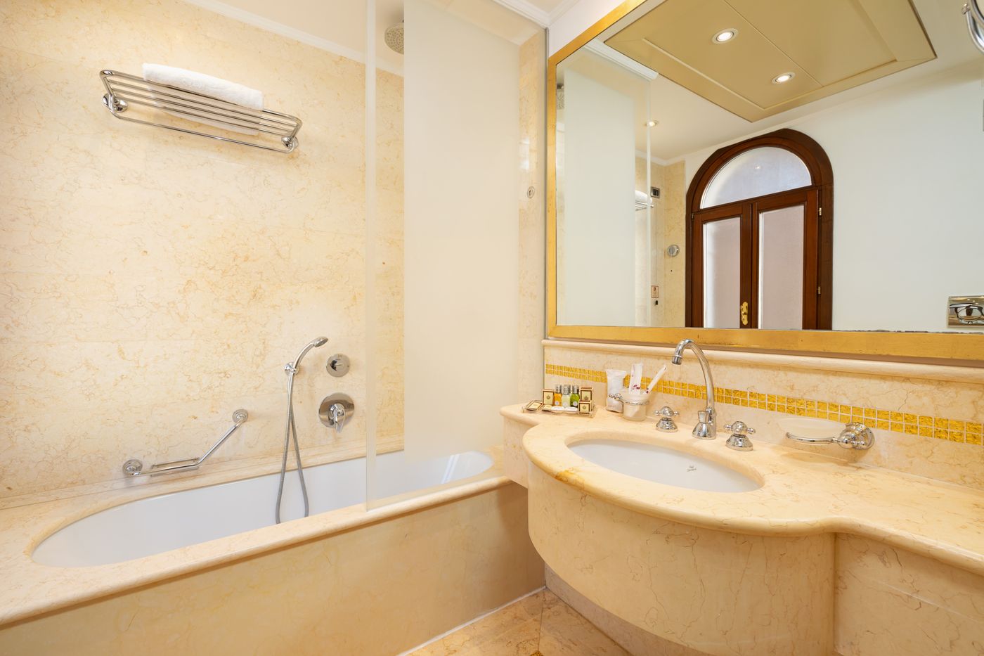 A-La-Commedia-Room-41