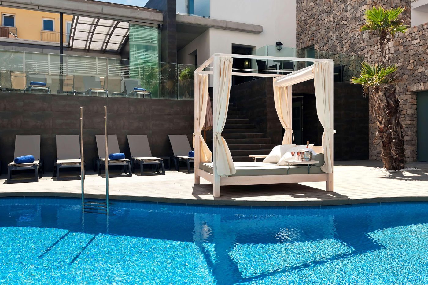 Barcel-----Hamilton-Menorca-Pool-2