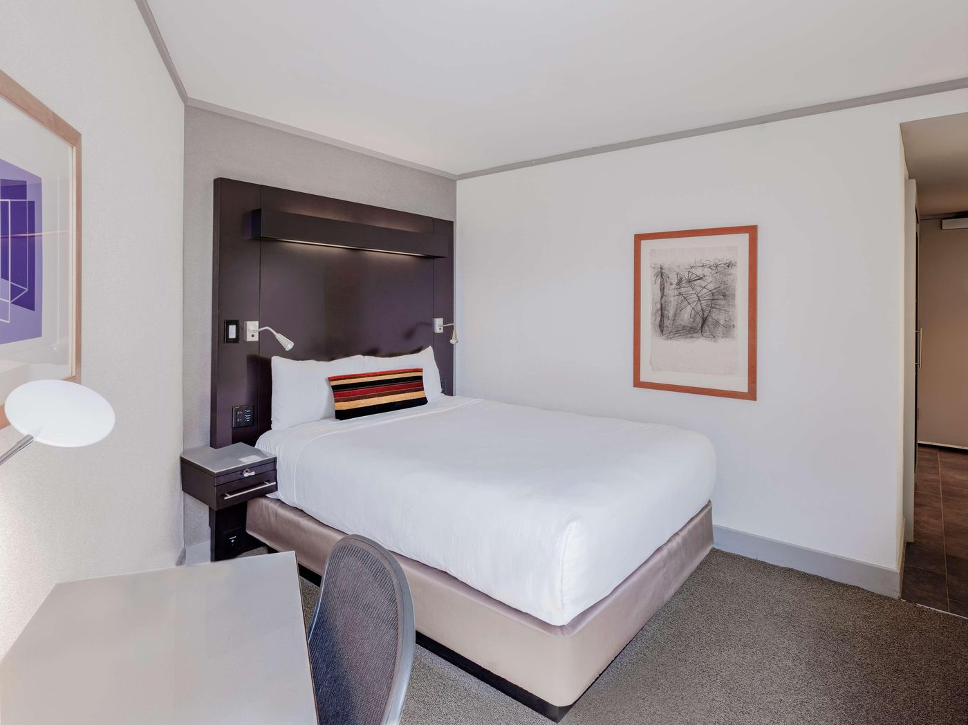 The-Royal-Sonesta-Boston-Room-32