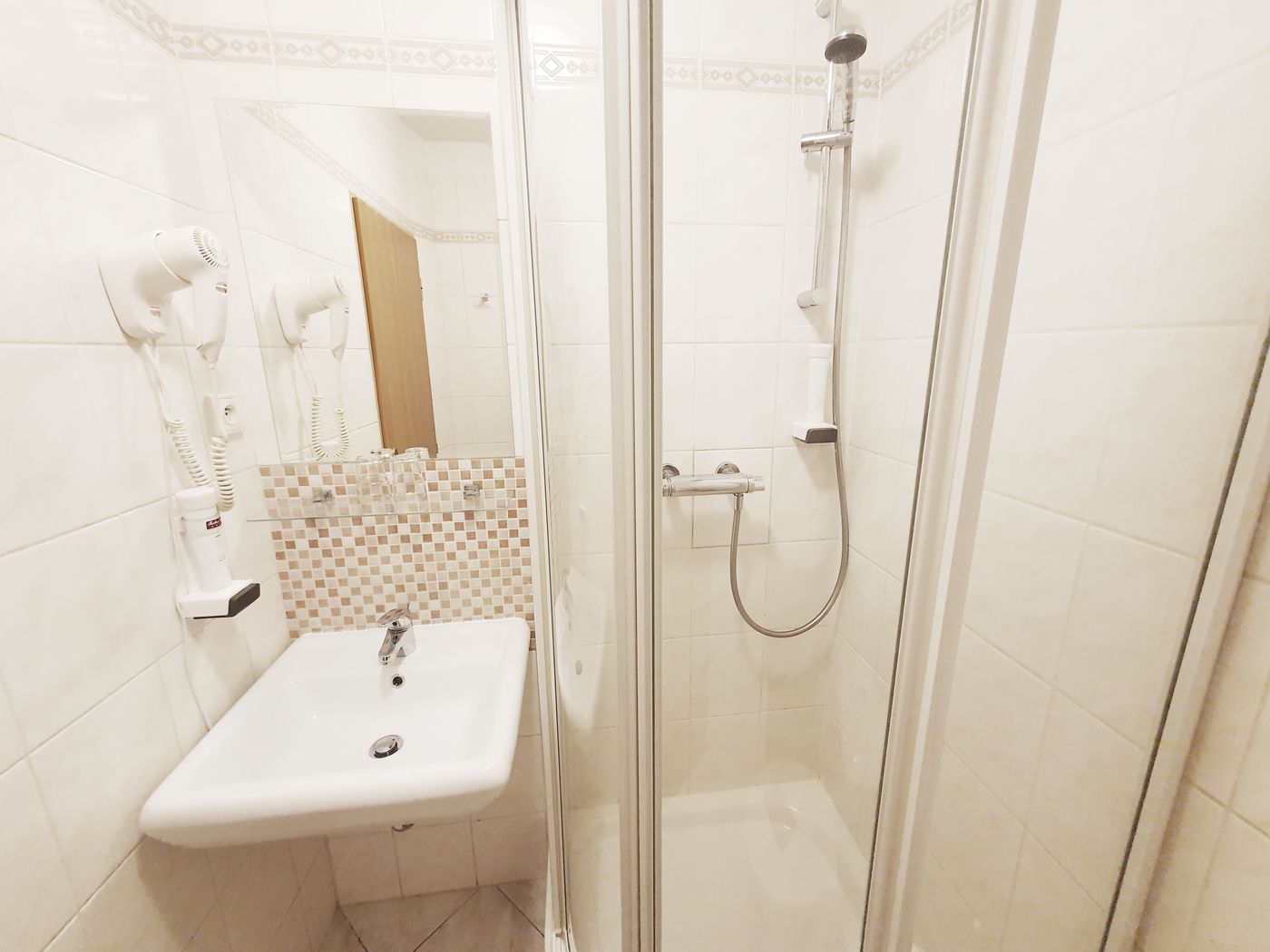 Hotel-Relax-Inn-Room-18