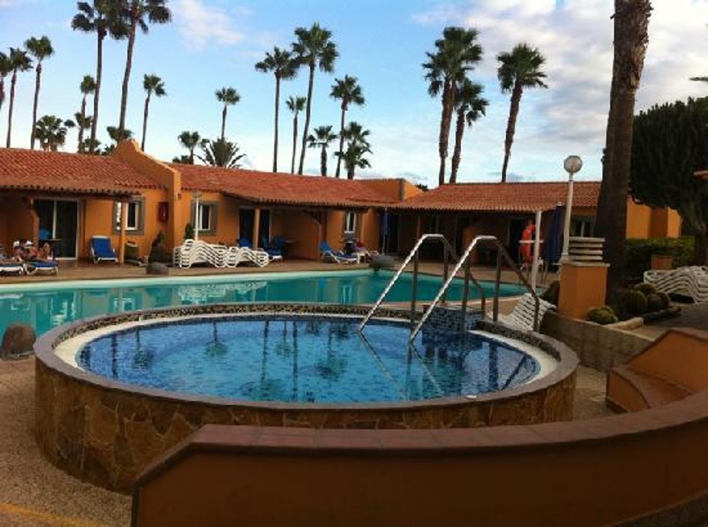 Los Almendros (gay, lesbian & friends)