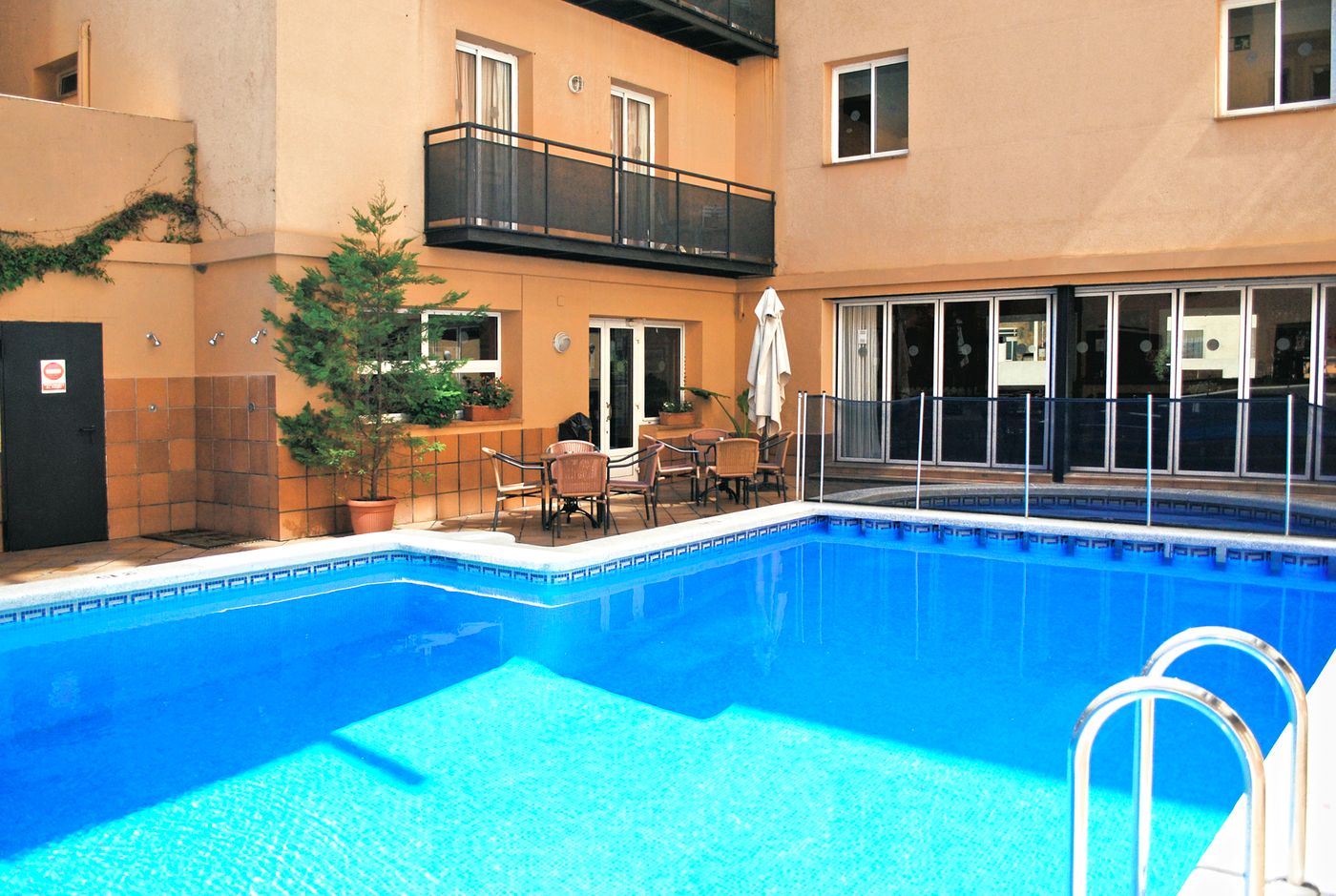 URH-Tossa-de-Mar-Pool-8