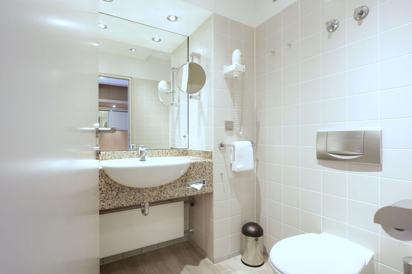 Lindner Düsseldorf Airport, part of JdV by Hyatt - Germany - DÜSSELDORF - Room - 9