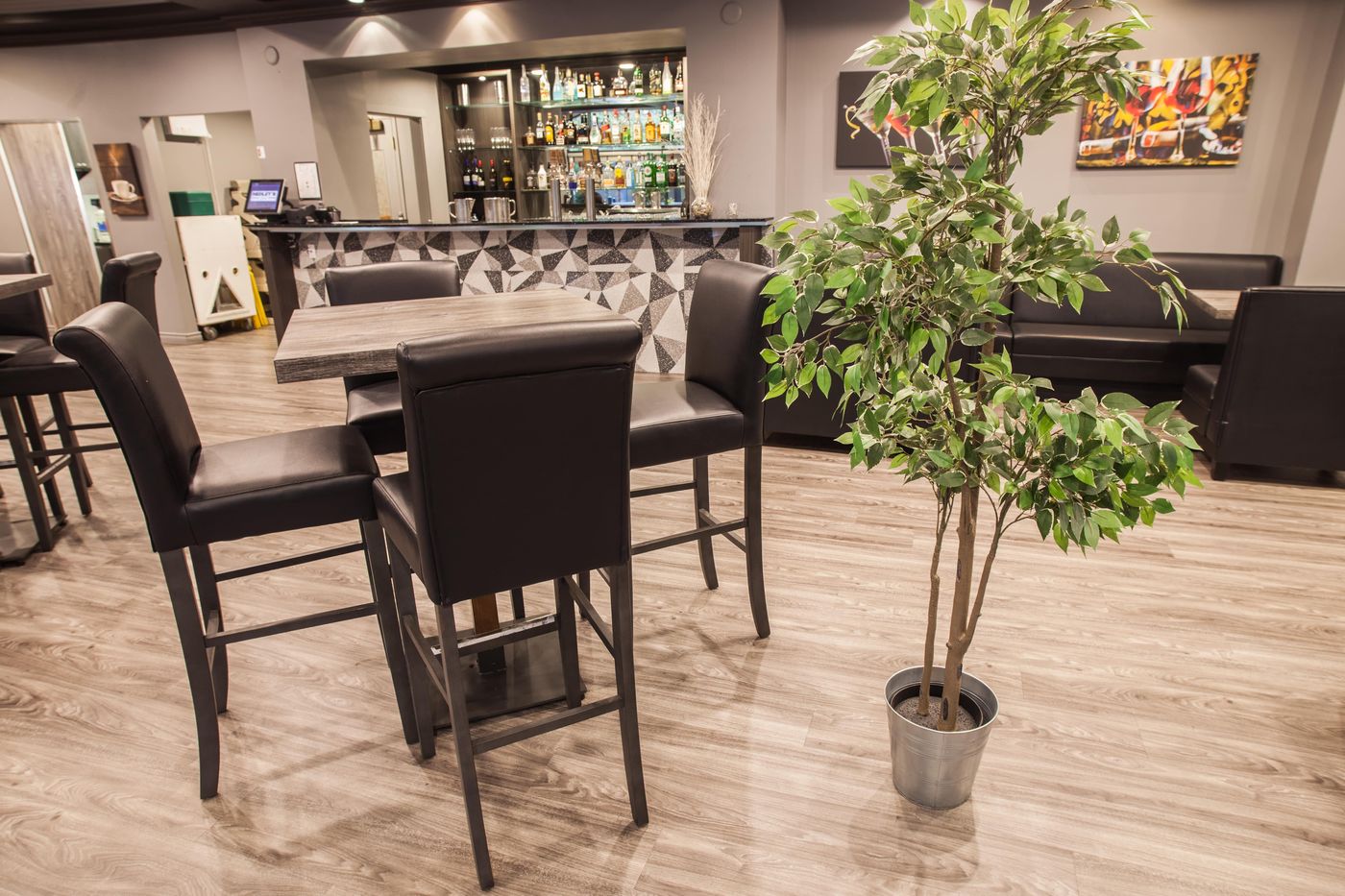 Holiday-Inn---Suites-North-Vancouver-Restaurant-7