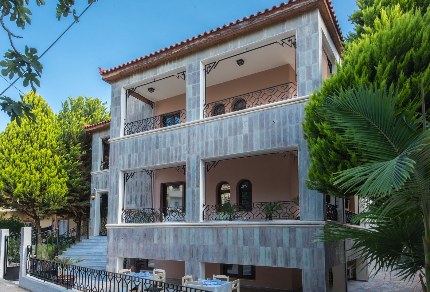 Niriedes - Dionyssos Village