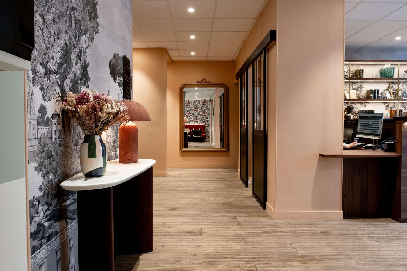 Kyriad-Par----s-10---Canal-Saint-Martin--R----publique-Lobby-3