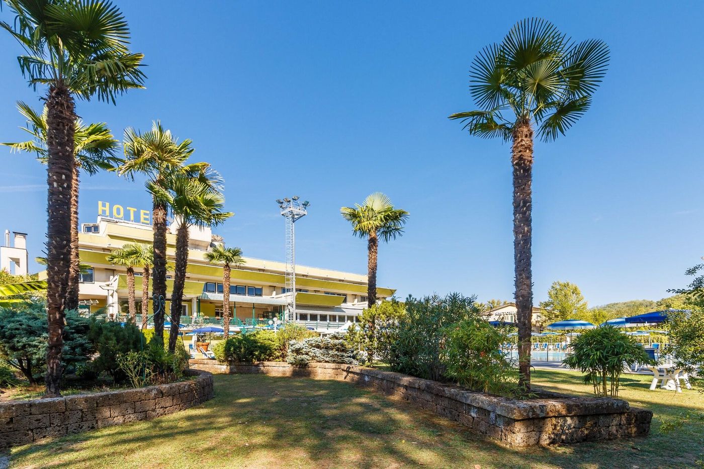 Country-Club-Terrace-37