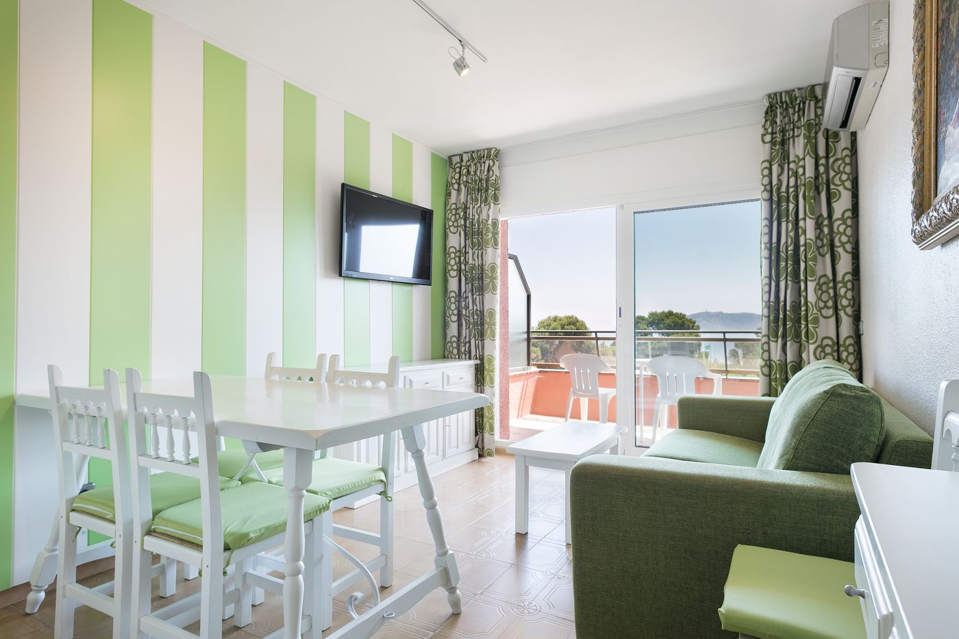 Salles-Beach-Apartments-Room-10