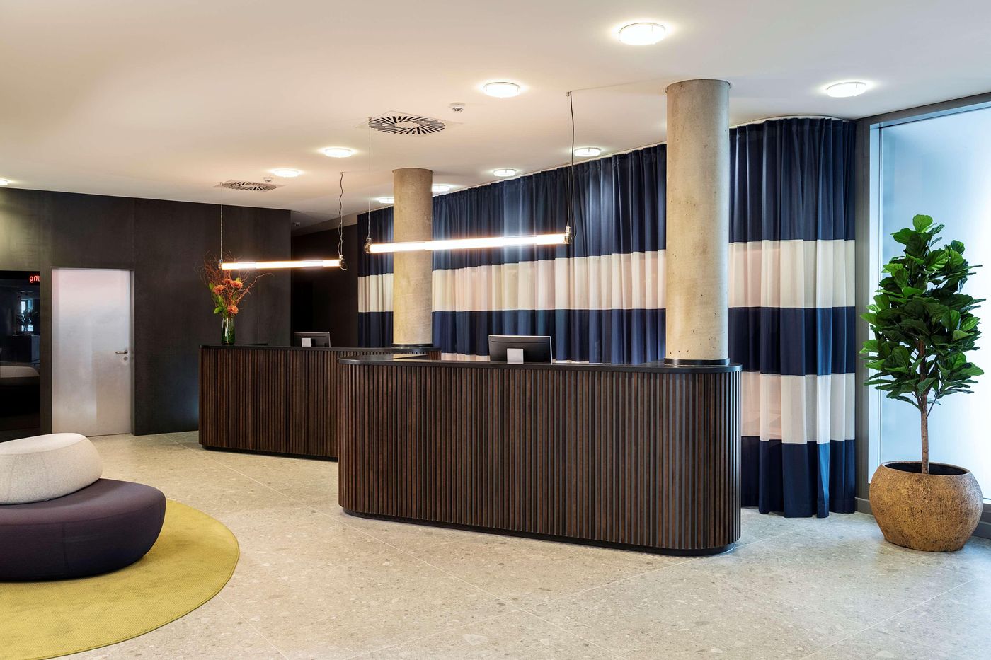 NH-Koln-Altstadt-Lobby-5