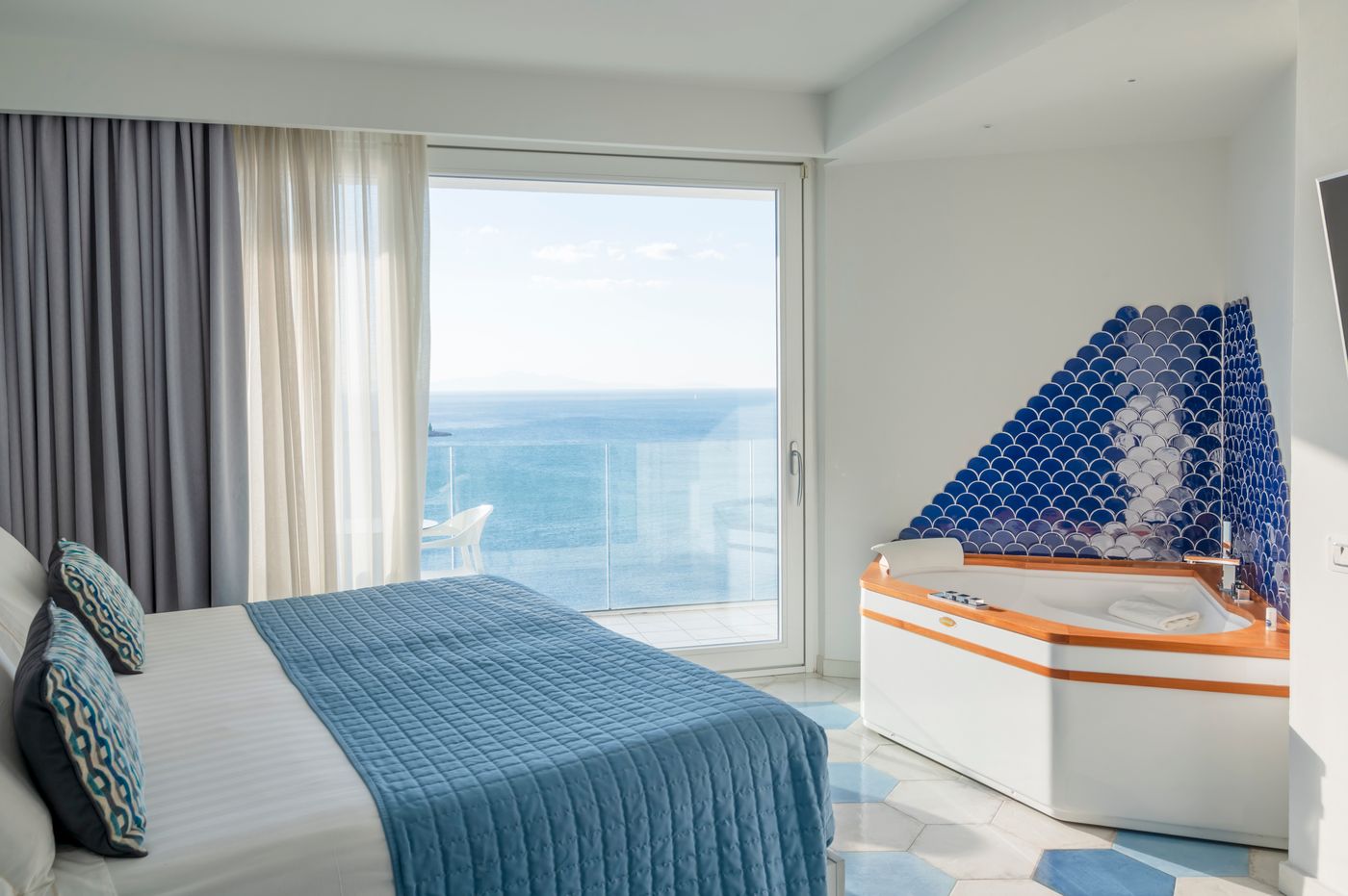 Lloyd-s-Baia-Room-29