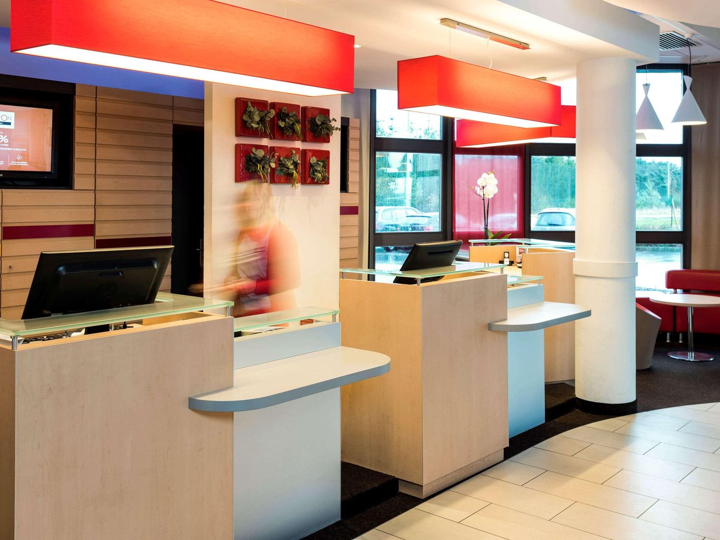 ibis-Luxembourg-Aeroport-Lobby-5