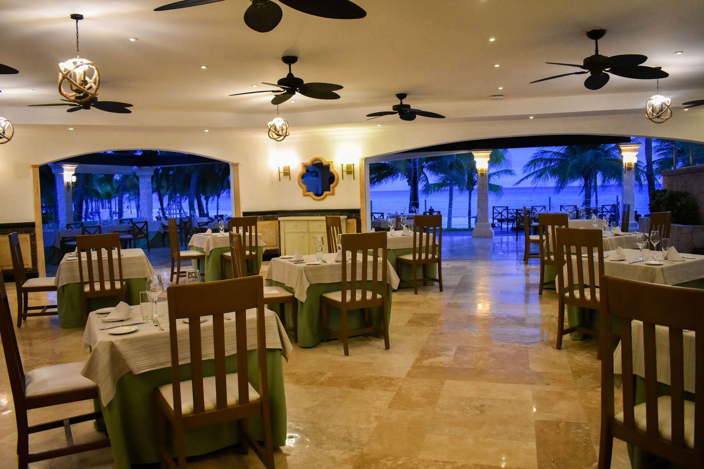 Royal-Hideaway-Playacar-All-Inclusive-Restaurant-63