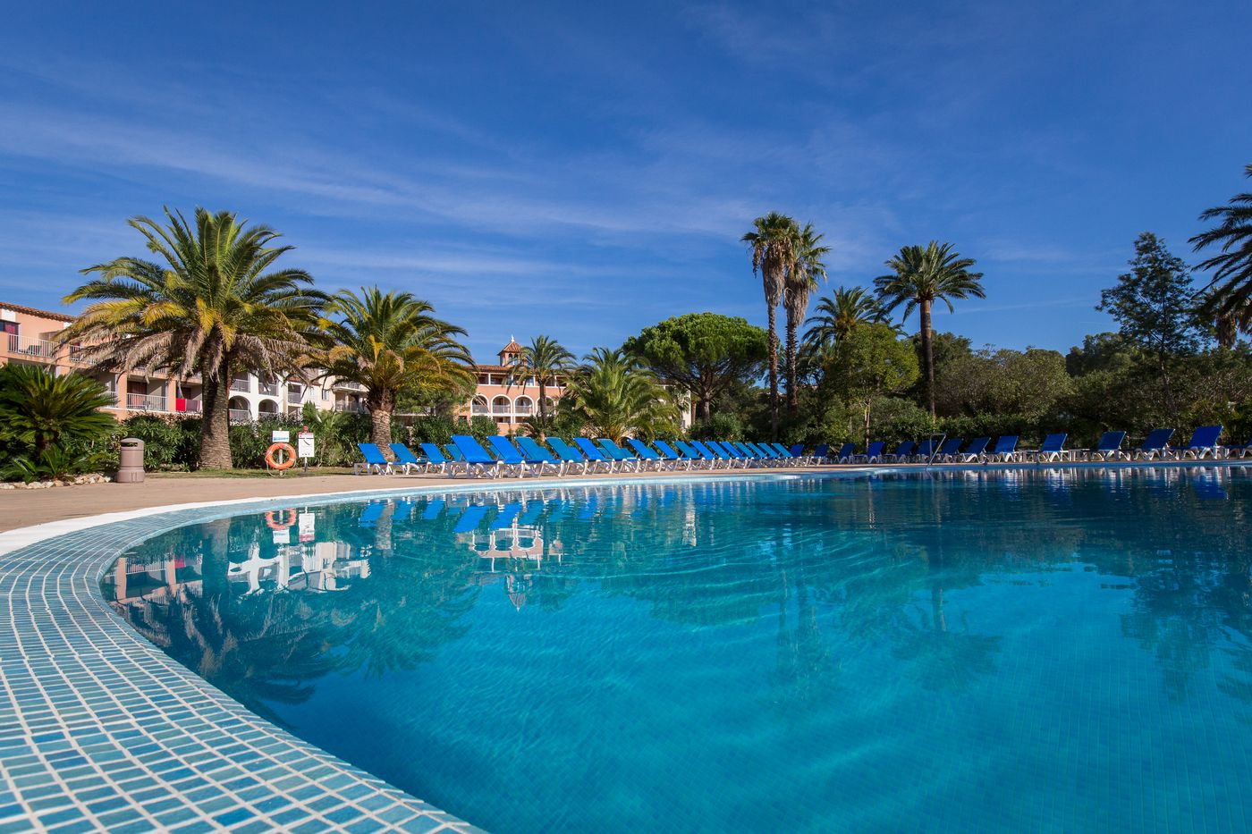 SOWELL-HOTELS-Saint-Tropez-Pool-2