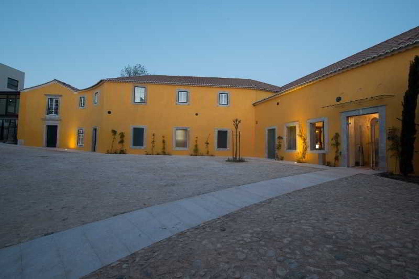 Vila-Gale-Collection-Palacio-dos-Arcos-Lobby-36