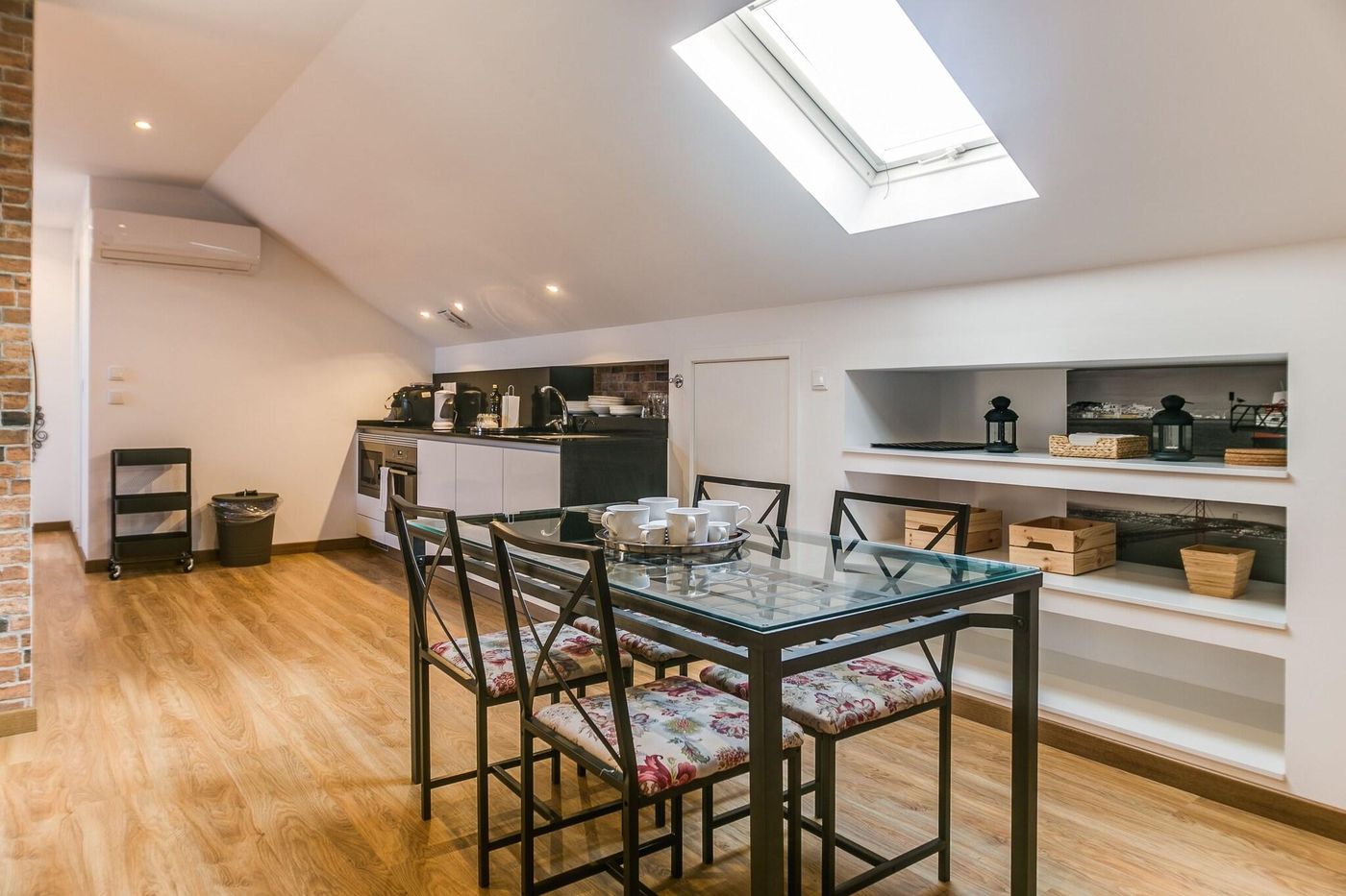 Home-Out-Rooms---Apartments-Room-11