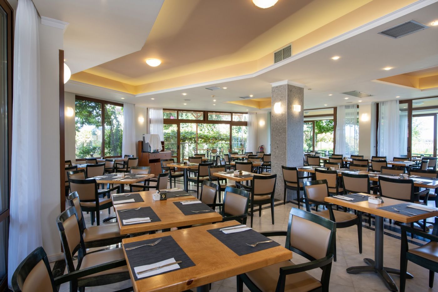 Hydramis-Palace-Beach-Resort-Restaurant-70