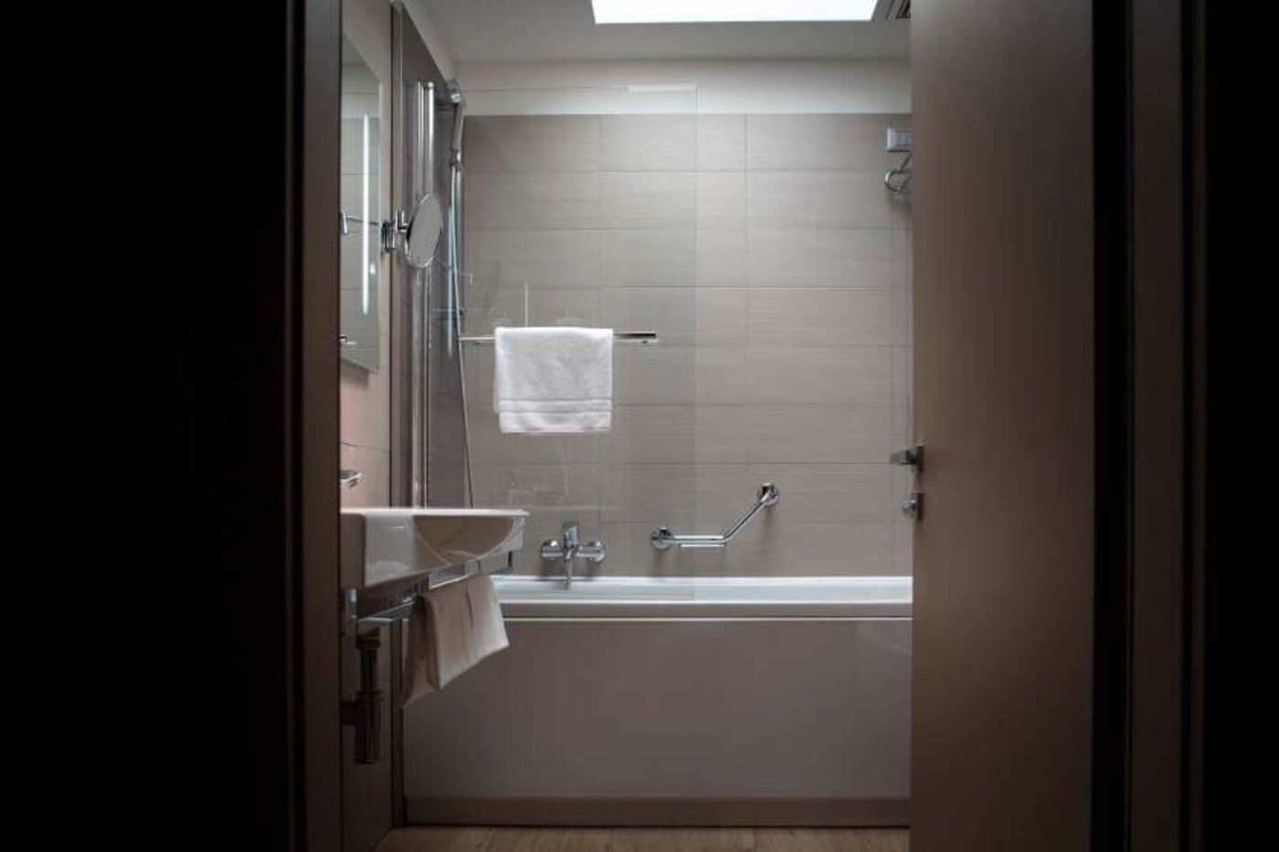 Smart-Hotel-Holiday-Room-40