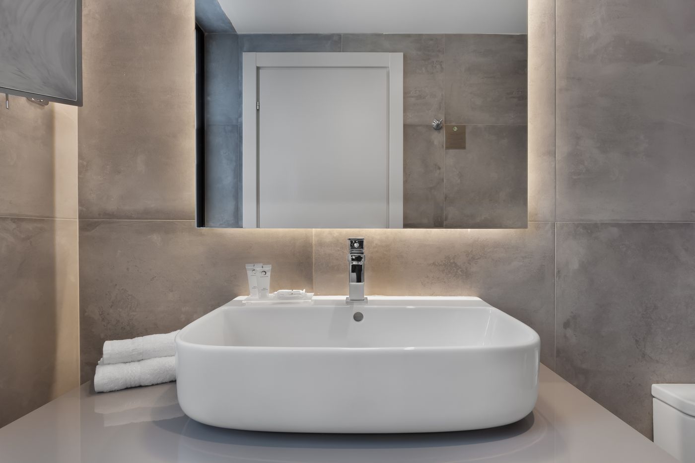 Hotel-115-The-Strand-Hotel-and-Suites-Room-38