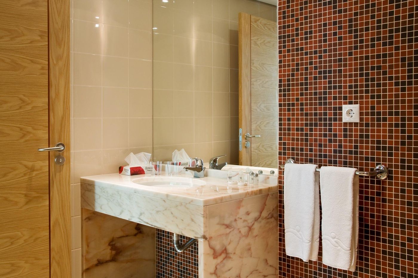 Montegordo-Hotel-Apartamentos---Spa-Room-9