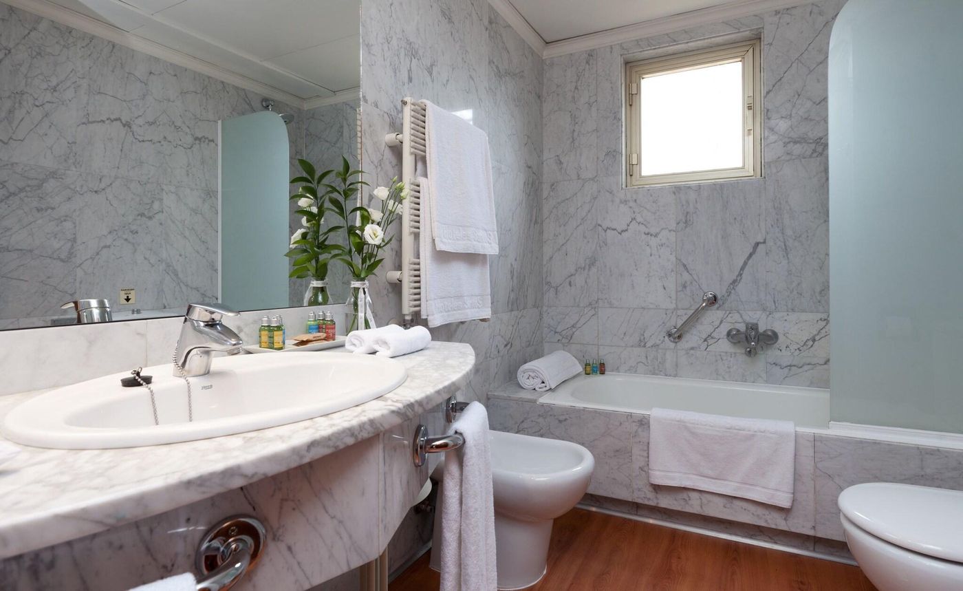 Santos-Agumar-Room-25