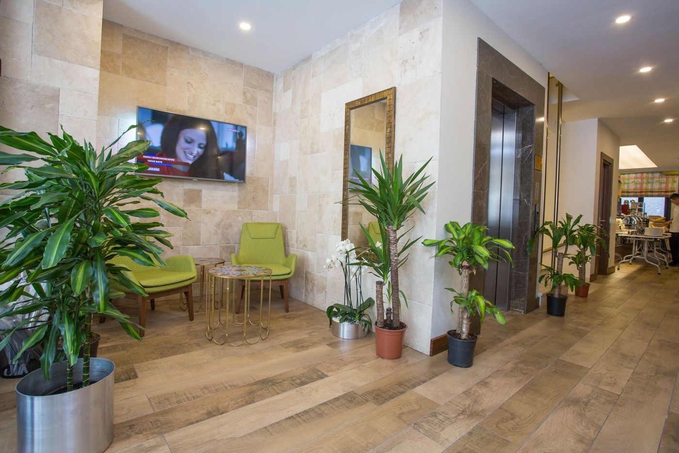 The-White-Orient-Hotel-Lobby-9