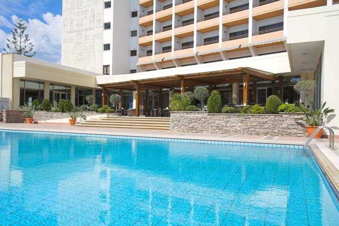 Ajax-Hotel-Pool-4