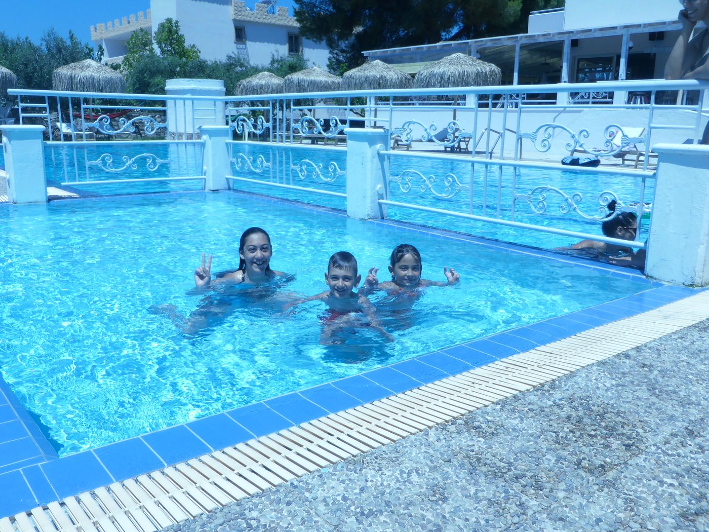 Blue-nest-kos-Pool-14