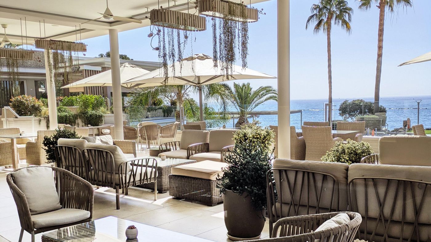 Crowne-Plaza-Limassol-Bar-7