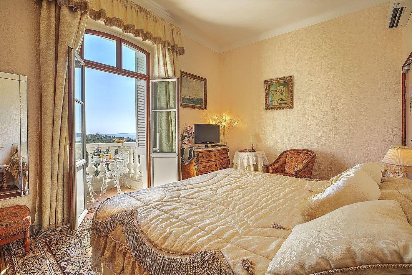 Chateau-de-Mei-Lese-Room-46