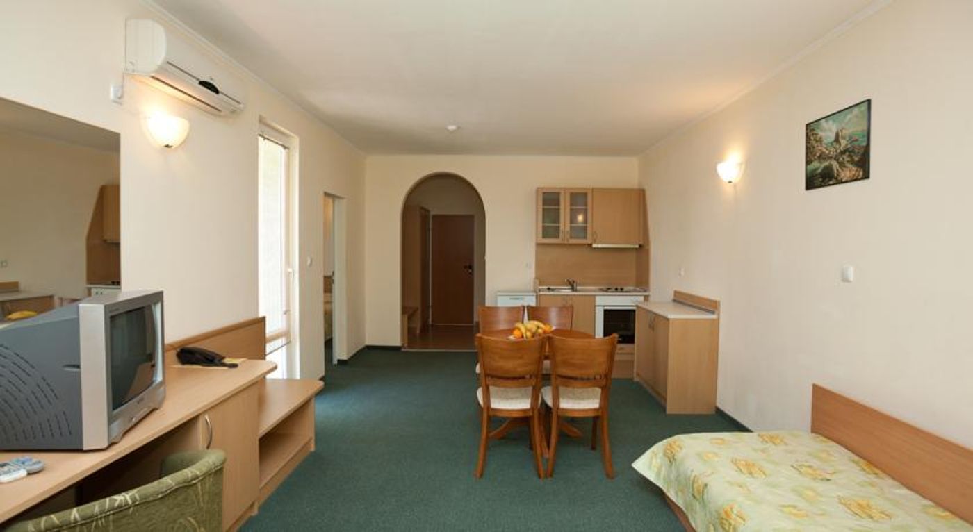 Sunny-Day-Club-Room-10